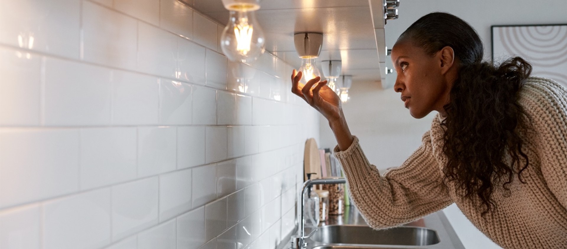 Vrouw aan het werk in de keuken l Vattenfall energie