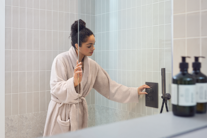 Vrouw in badjas in de badkamer l Gas besparen 