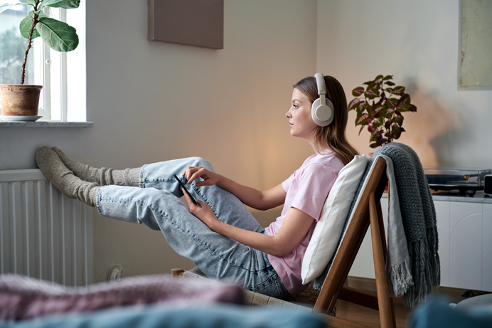 Man en vrouw warm onder een deken |  Vattenfall Energie