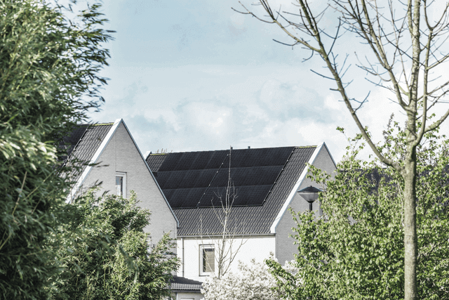 Zonnepanelen in een woonwijk