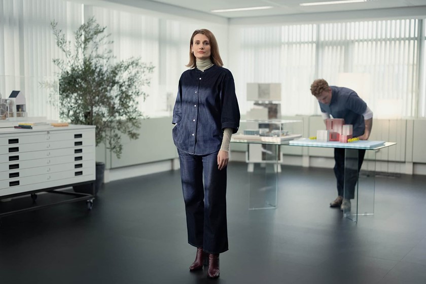 Vrouw met collega's op kantoor