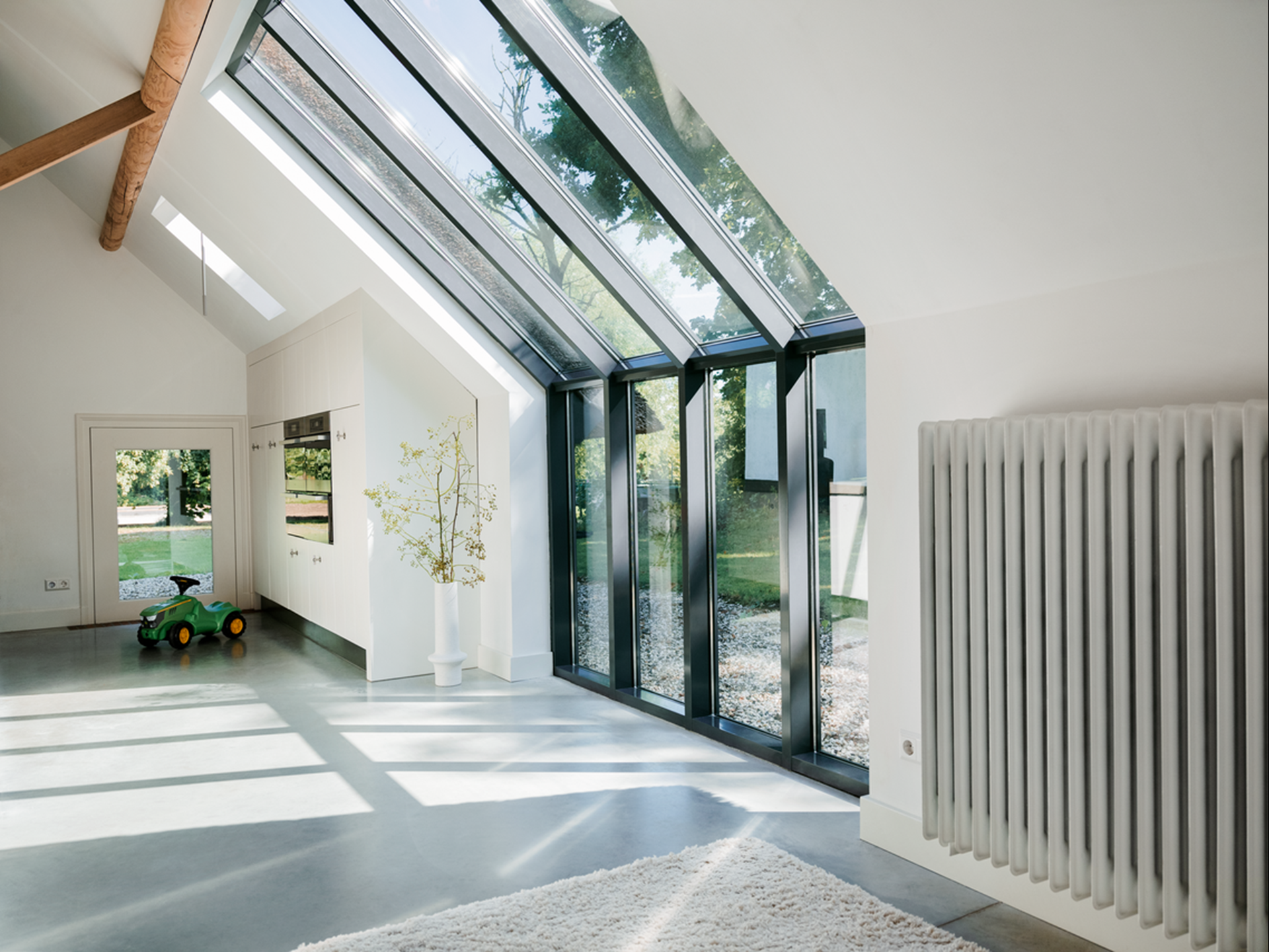 Zon schijnt door gote ramen in huis l Vattenfall glasisolatie 