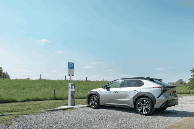 Vrouw laadt auto op thuis | Vattenfall over de kosten van elektrisch rijden