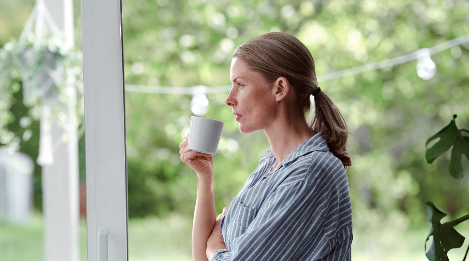 Twee zomers geklede vrouwen verlaten een kledingwinkel | Vattenfall tips voor een goed werkend luchtgordijn