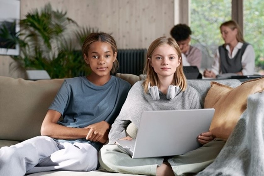 Bekijk onze energie-aanbiedingen | twee meisjes achter de laptop