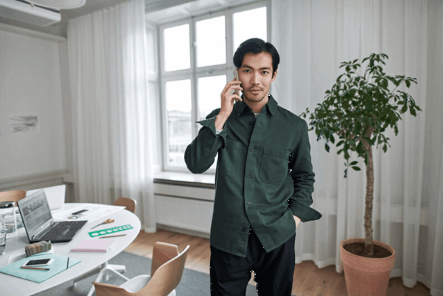 Man in kantoor aan de telefoon