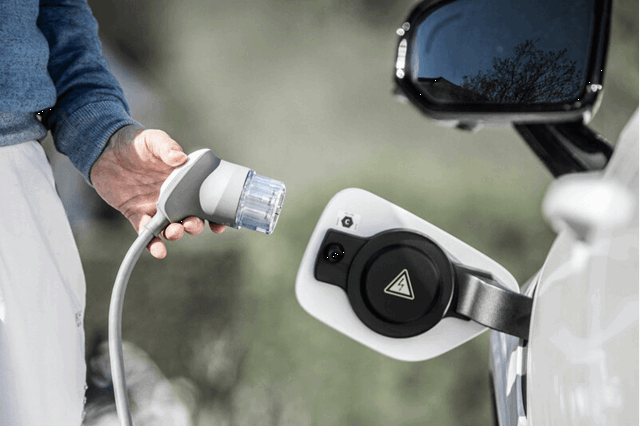 Man in elektrische auto - Wat kost elektrisch rijden aan stroom?