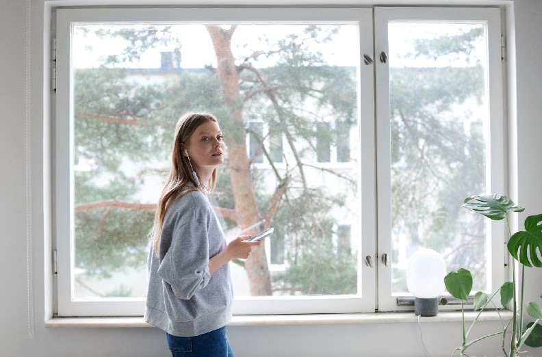 Jonge vrouw kijkt naar buiten | Vattenfall over stroom opslaan