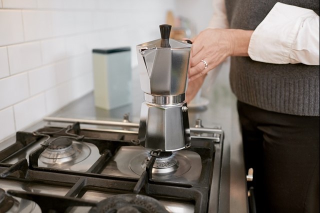 Vrouw is aan het koken op gas | Vattenfall Energie