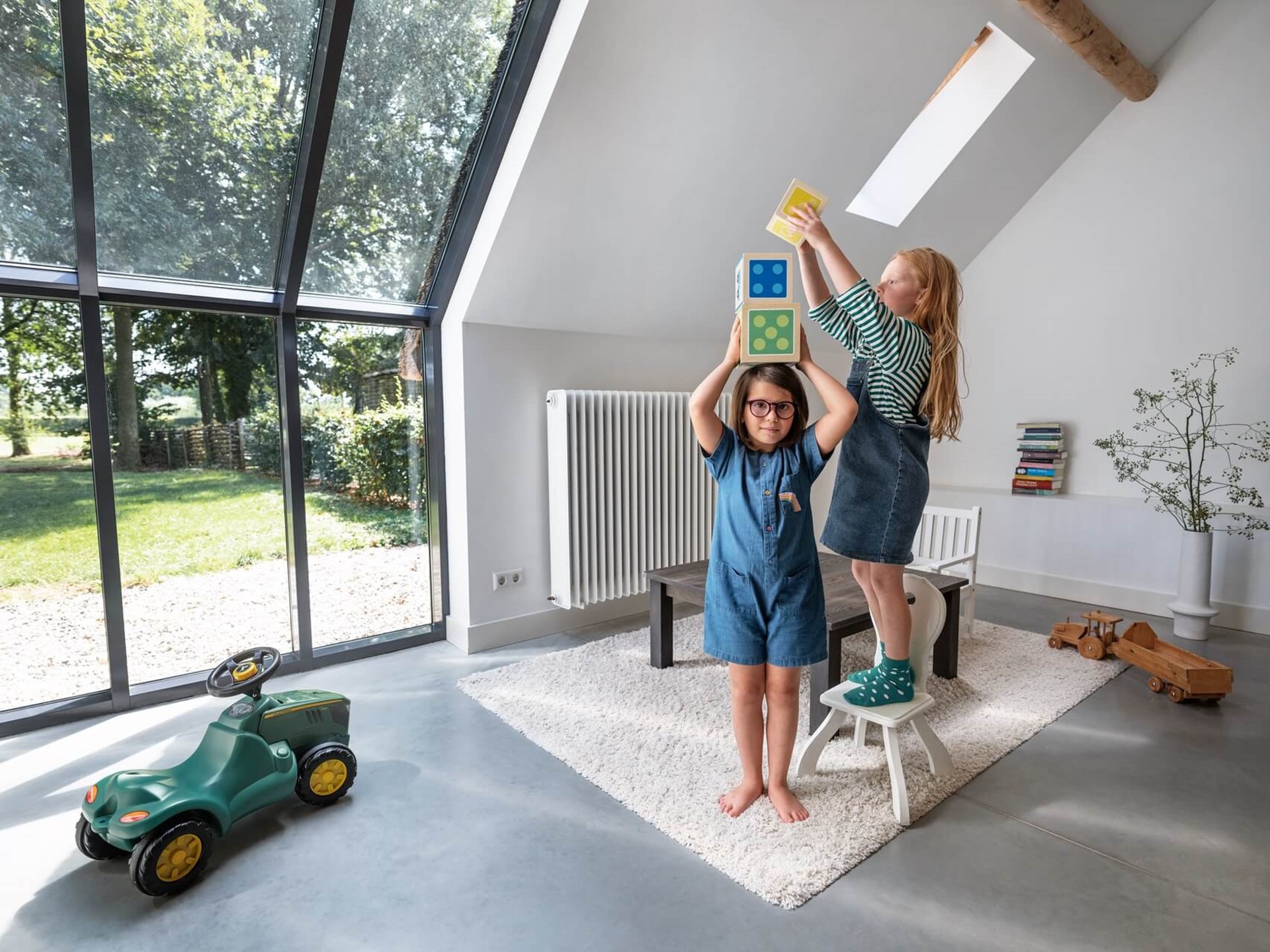 Kinderen spelen in de kamer van een modern huis, voorbereid op Duurzaam Wonen