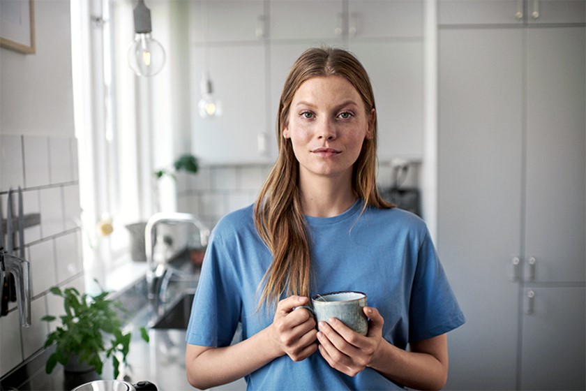 Vrouw met kopje koffie