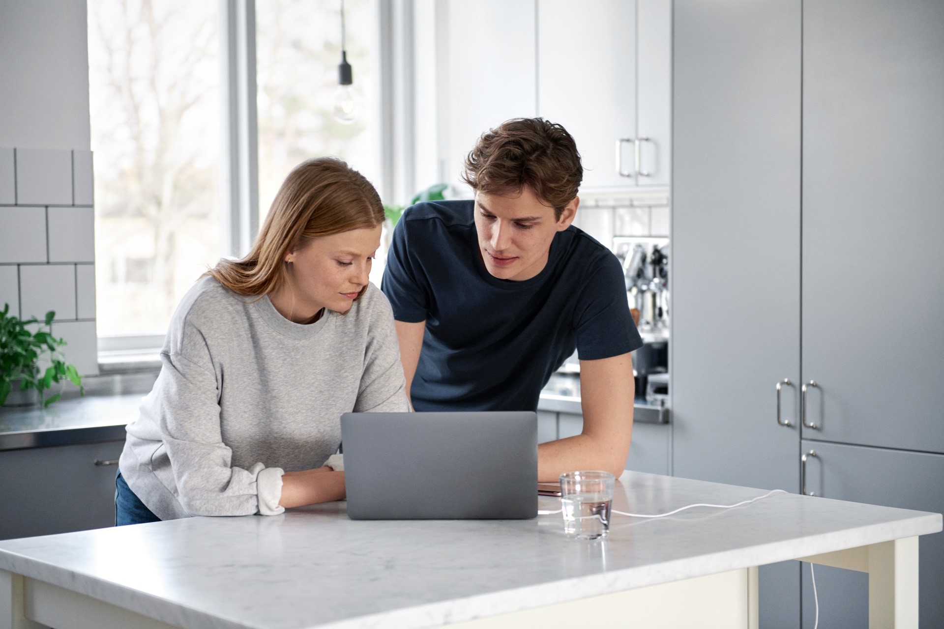 Man en vrouw checken hoe ze energie kunnen besparen | Vattenfall Energie