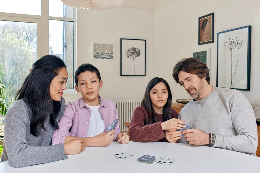 Familie is aan het kaarten