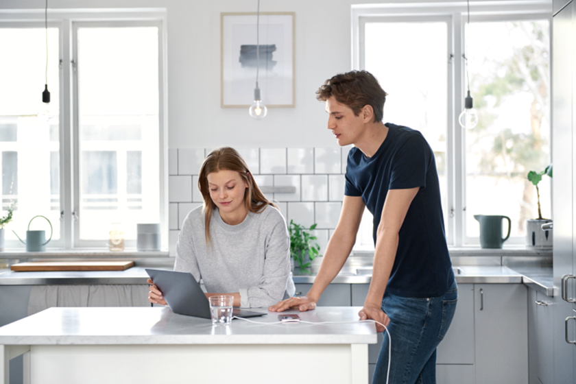 Vrouw bedient een thermostaat