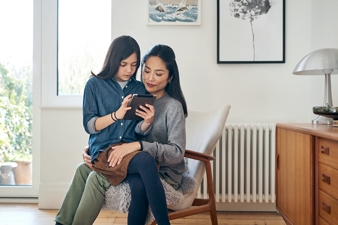 Moeder en dochter kijken op tablet