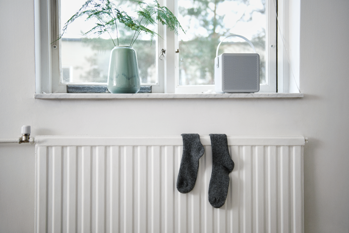 Radiator met sokken die drogen