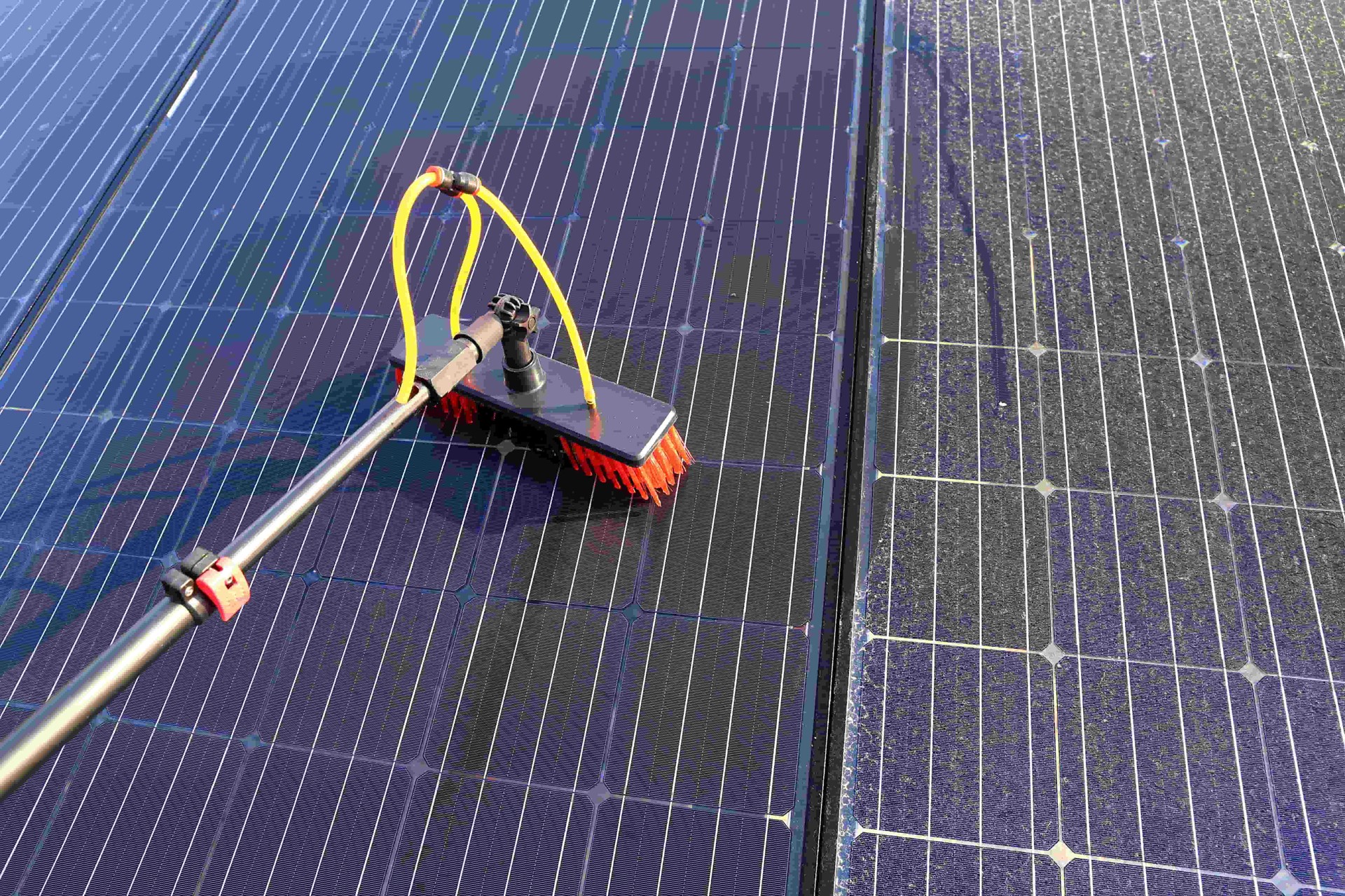 Schoonmaken zonnepanelen met borstel