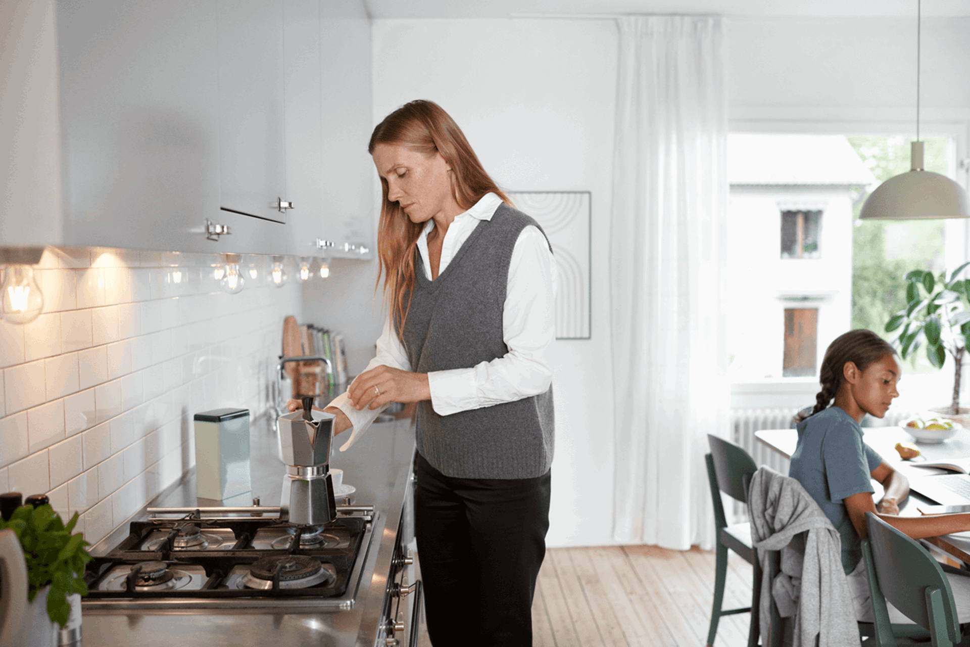 Vrouw maakt koffie op gas | Vattenfall over gas, water en licht
