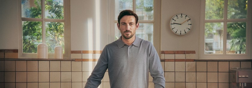 Man staat in de keuken