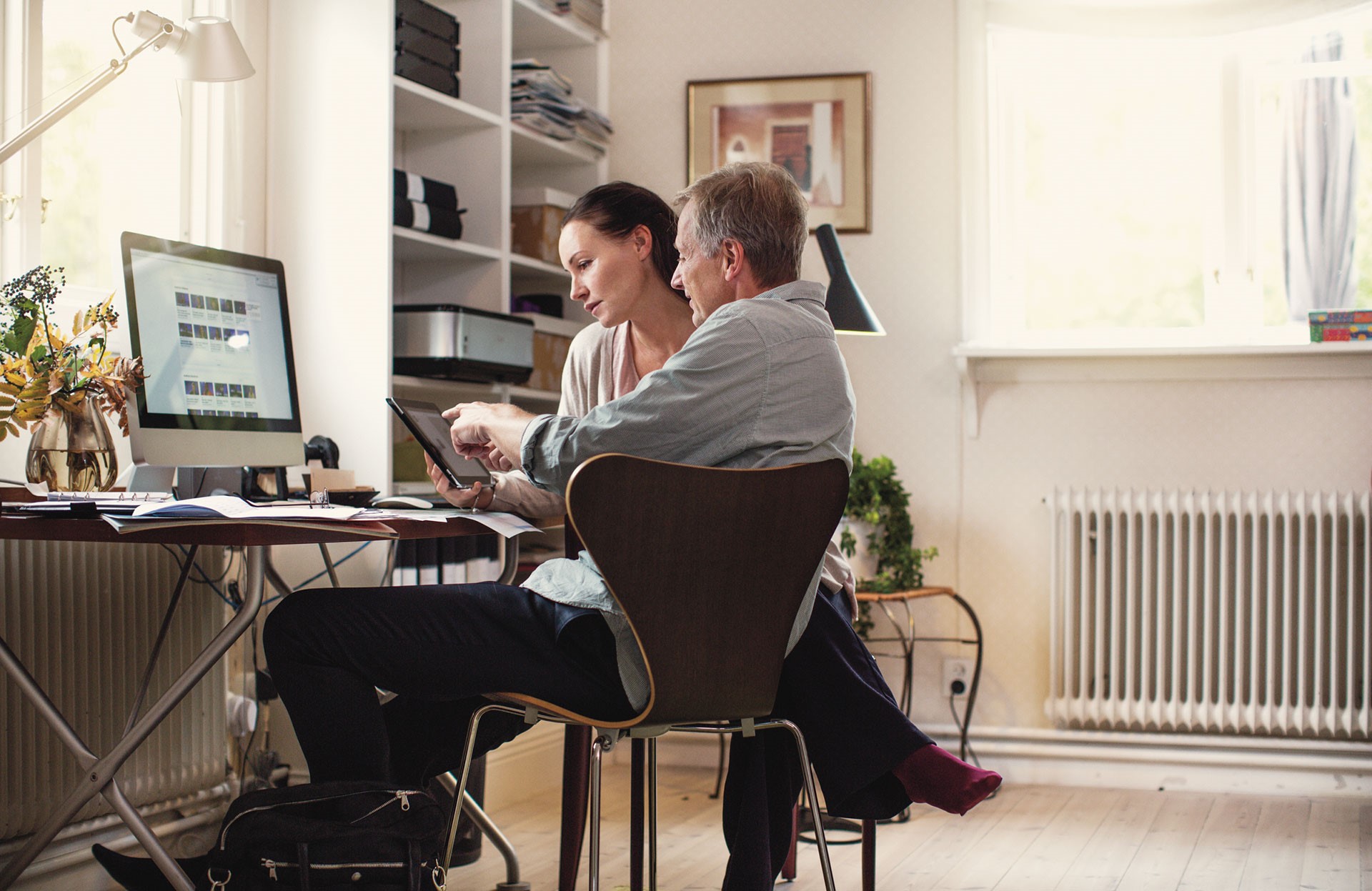 Beveiliging componenten 2 mensen achter computer