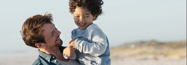 Alarmsysteem Feenstra Man en kind op strand