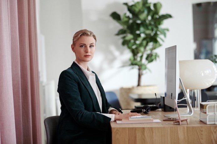 Office manager bekijkt heldere jaarafrekening | Vattenfall Energie