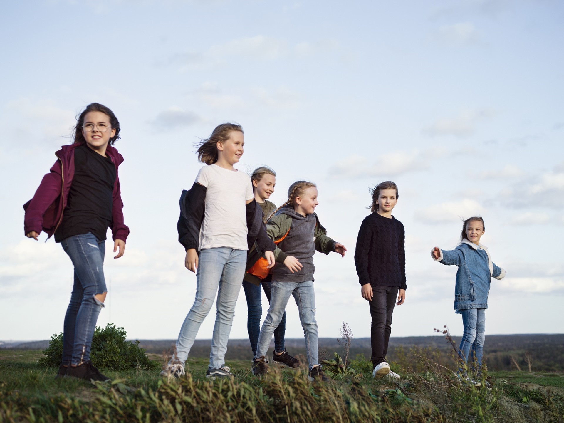Vattenfall Verlicht | Kinderen spelen buiten in de wind