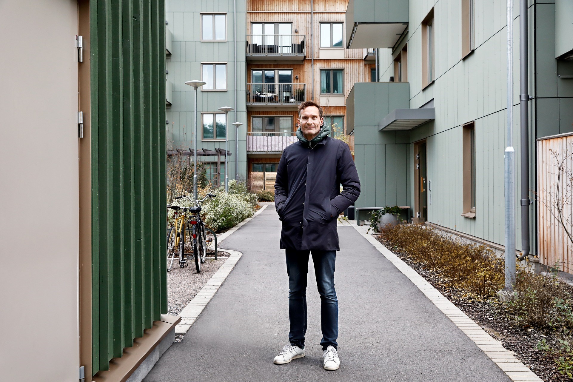 Man staat voor zijn VVE verwarmd door stadswarmte