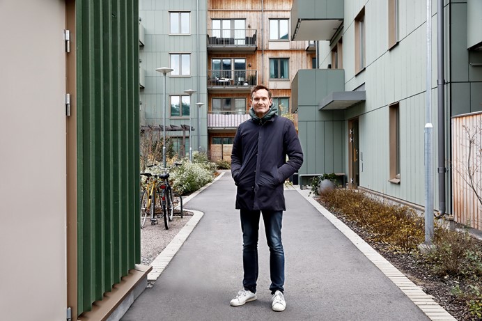 Man staat voor zijn VVE verwarmd door stadswarmte