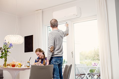 Hoe van gas af | Man en vrouw in woonkamer