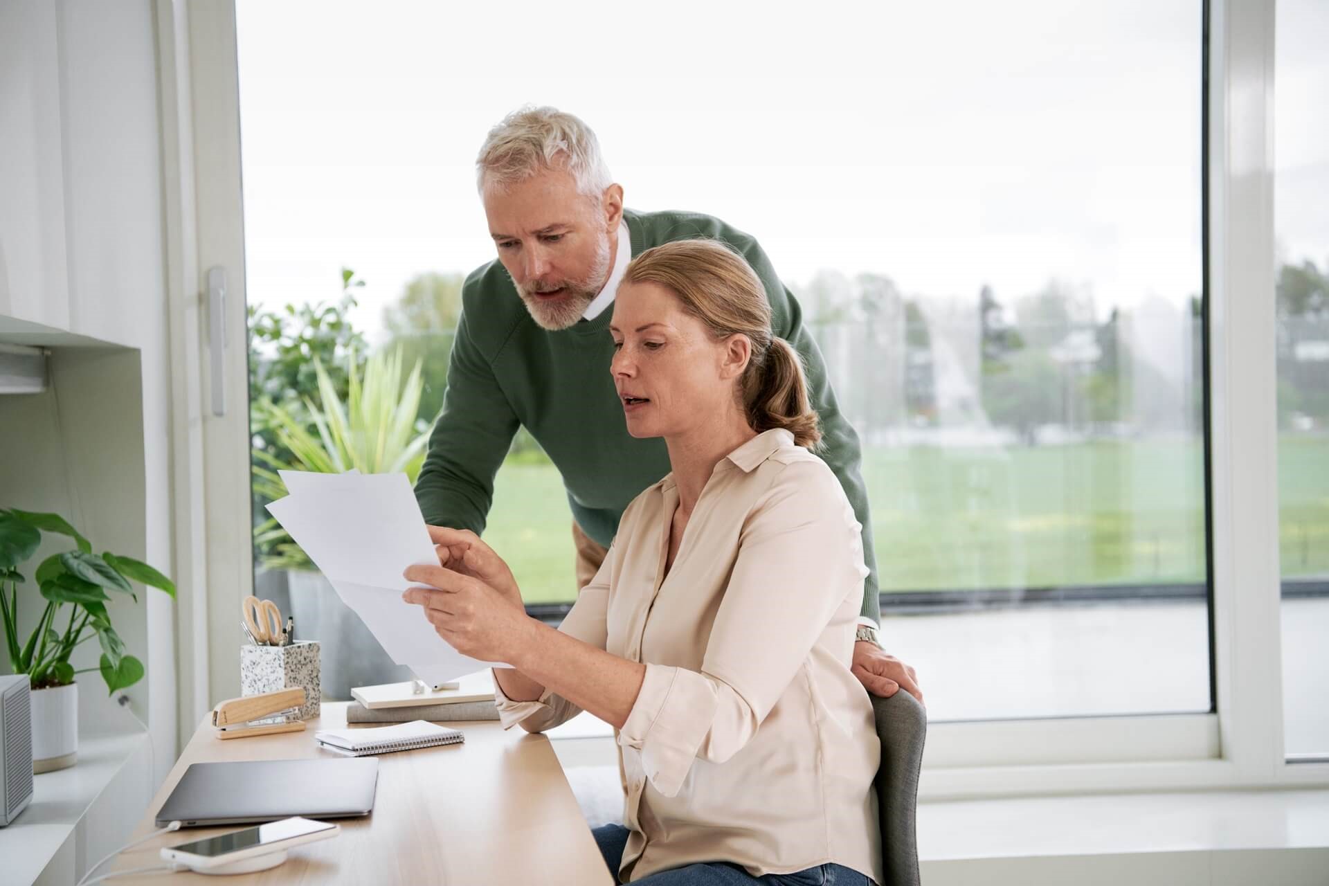 Man en vrouw bekijken een Vattenfall verhuizen checklist op papier.