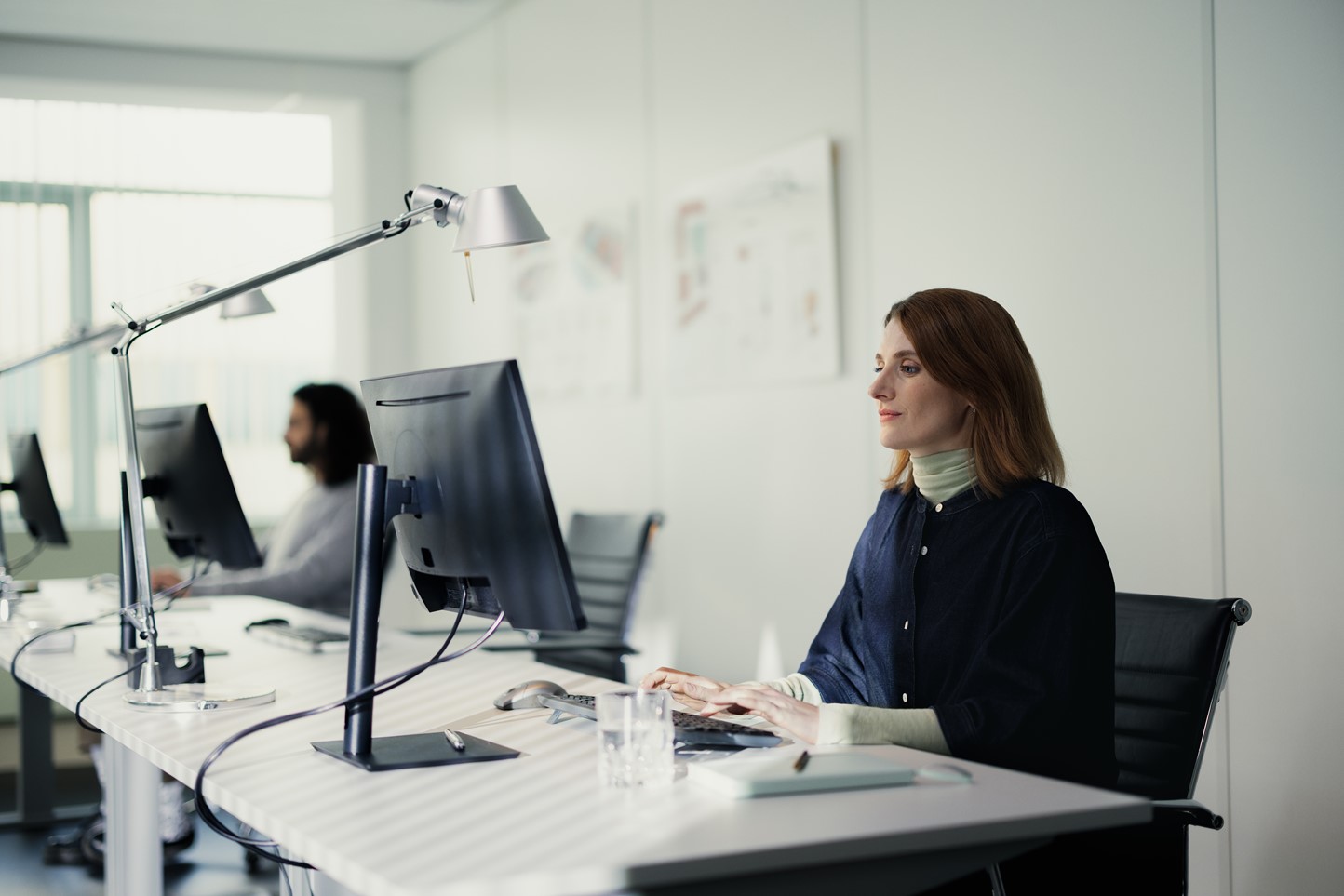 Vrouw aan haar bureau op kantoor