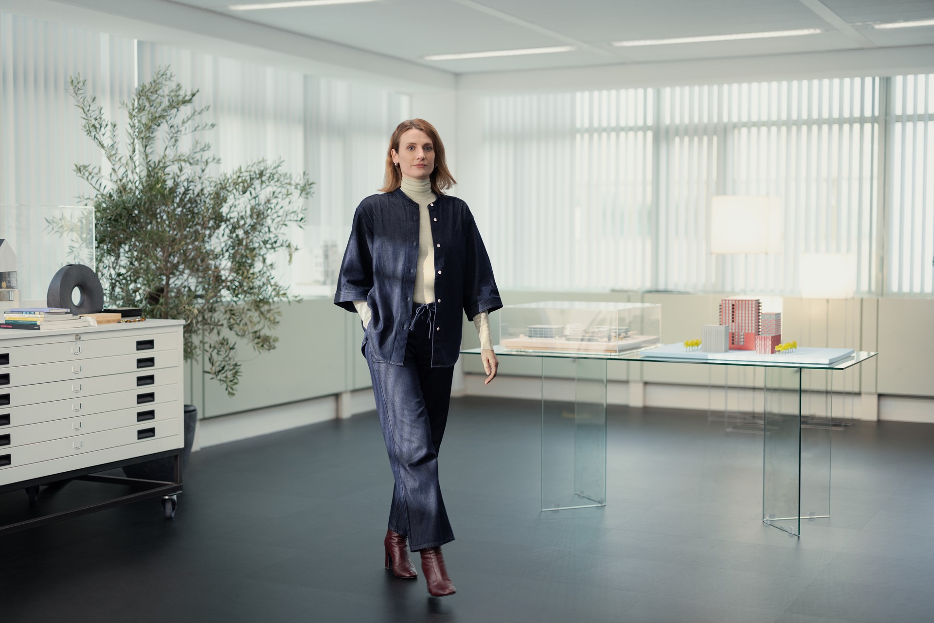 Vrouw loopt door kantoor