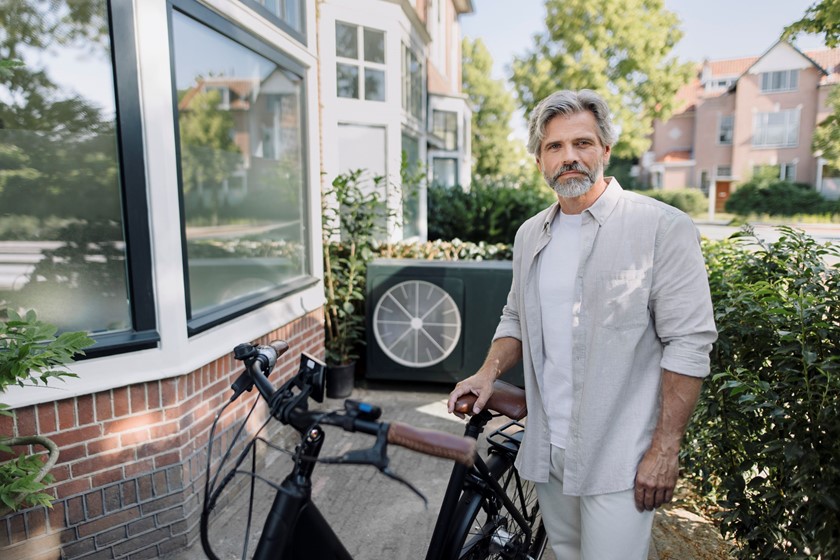 Man bij warmtepomp