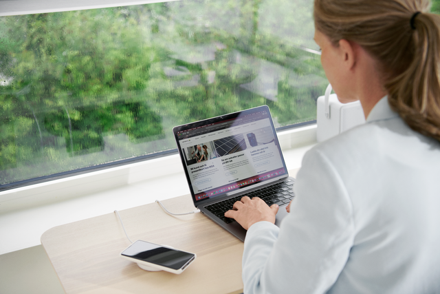 Vrouw zit achter haar laptop om subsidie aan te vragen