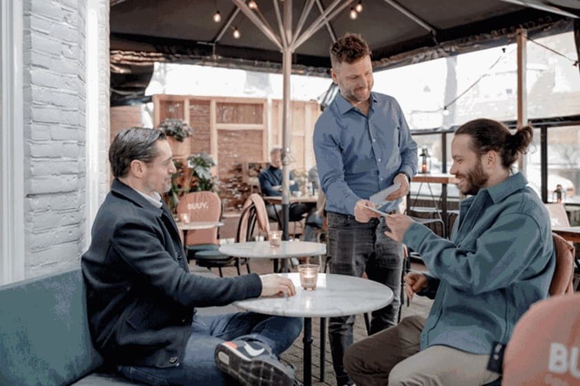 Gasten bij all-day café BUUV zitten op warmtekussens buiten
