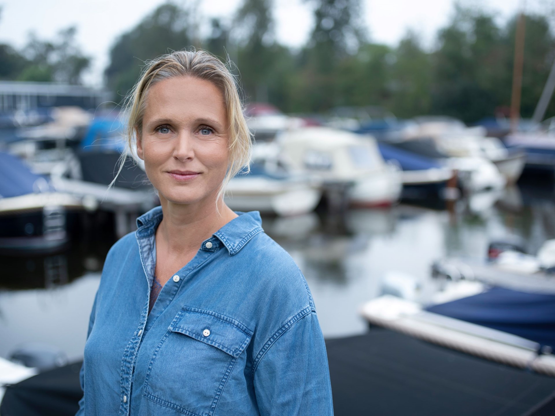 De eigenares van Jachtwerf Dusseldorp staat bij een laadpaal bij haar jachtwerf