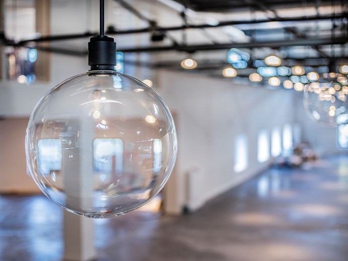 Mooie doorzichtige grote ronde ledlamp in een open ruimte