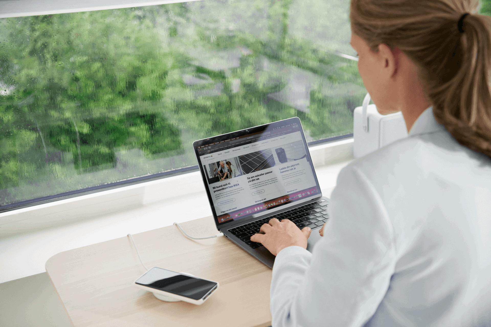 Ondernemer zit aan tafel en werkt achter een laptop - energie advies voor zzp'ers