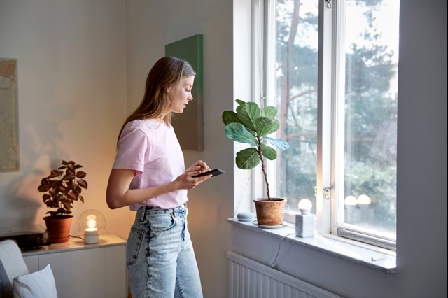 Vrouw met telefoon | Vattenfall