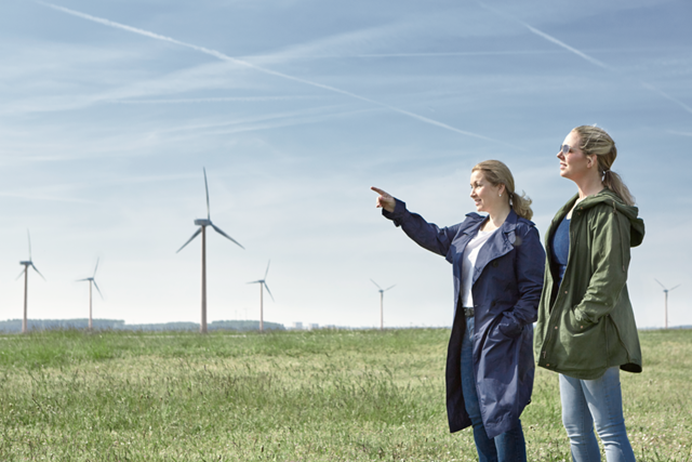 Meisje met hond voor windmolens |  100% groene stroom uit Nederland voor onze klanten thuis en in het mkb 