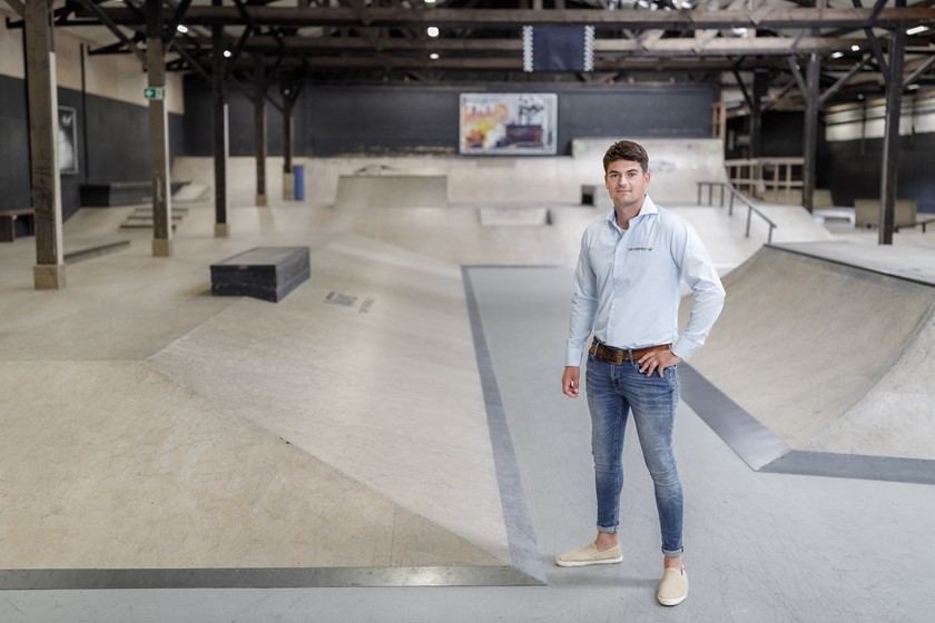 Energieadviseur Bas helpt ondernemer skateboardbaan zakelijke energiecontracten vergelijken