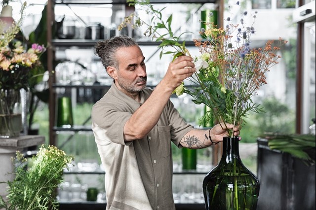 Mkb ondernemer in zijn bloemenwinkel, geïnteresseerd in zakelijke energie aanbiedingen