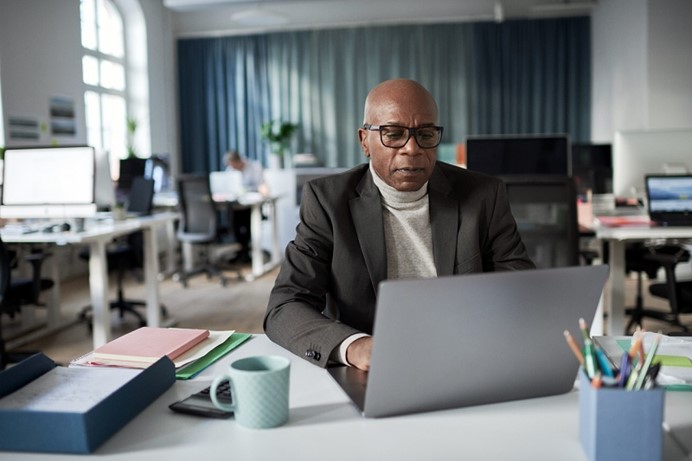 Manager achter de laptop op kantoor | Altijd een btw-specificatie