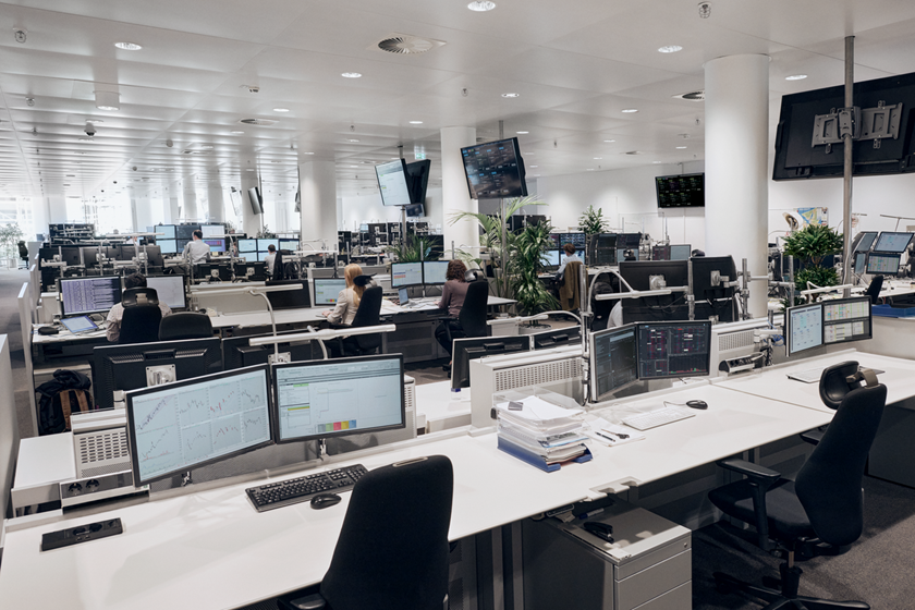 Mensen achter hun computer in een grote open kantoorruimte