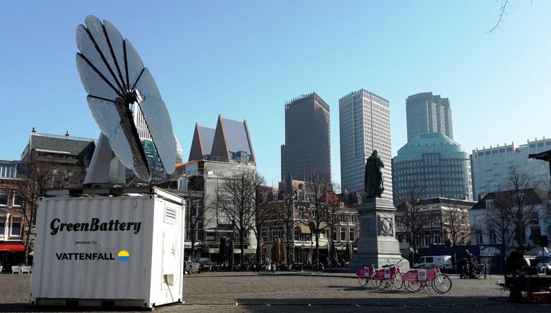 GreenBattery met op de achtergrond hoge gebouwen van Den Haag