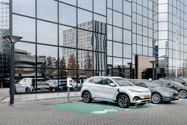 Auto's die staan te laden aan een laadpaal