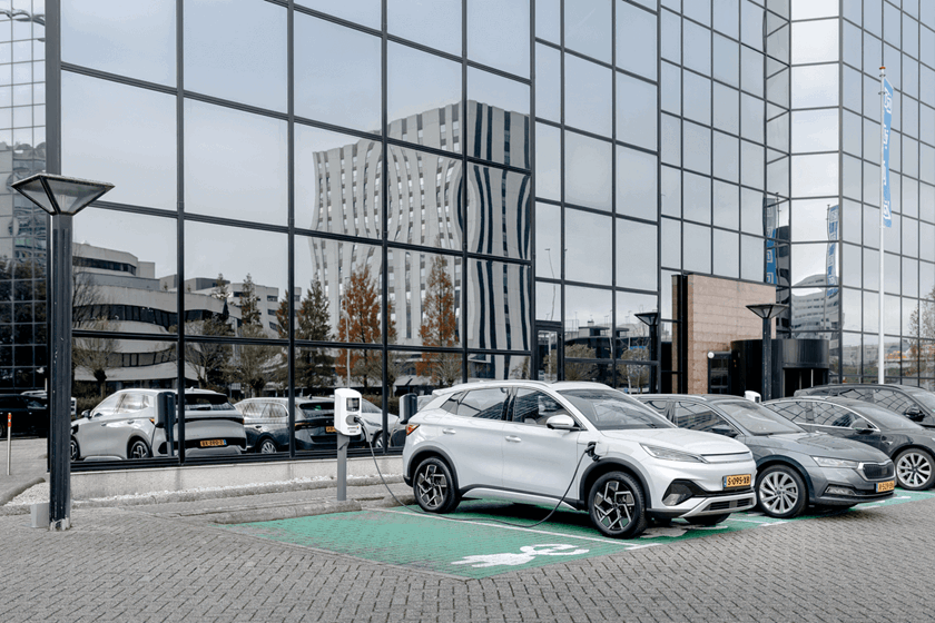Nieuwe wet, minimaal één laadpaal bij meer dan twintig parkeerplekken