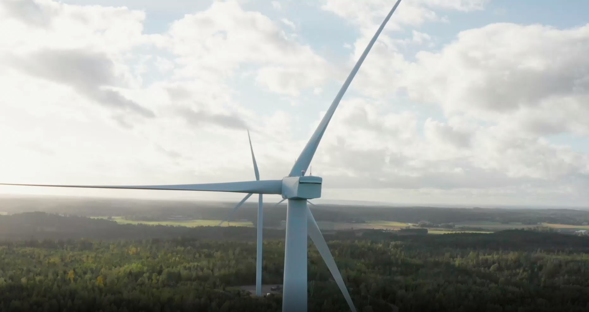 Draaiende windmolen gezien vanuit de lucht