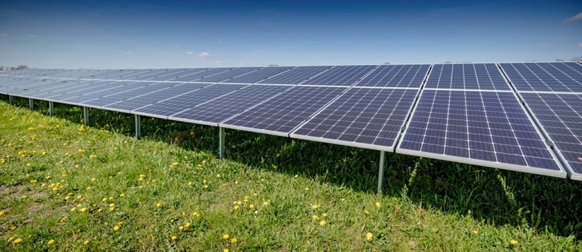 Algemene afbeelding van een rij zonnepanelen op een zonneweide
